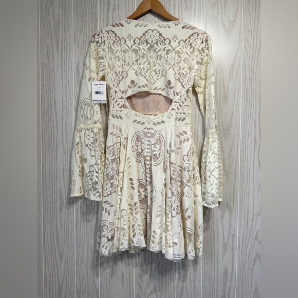 Anthropologie FREE PEOPLE MESH LACE BELL SLEEVE DRESS Size 4 eyelet boho NWT - Picture 7 of 7